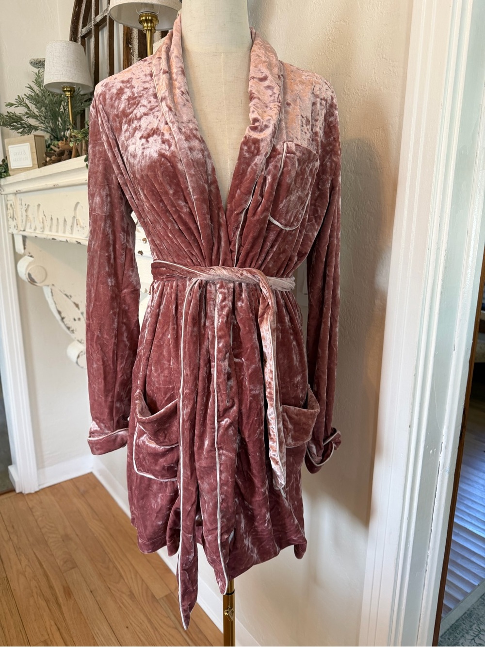 Forever 21 Crushed Velvet Wrap Robe in Dusty Pink